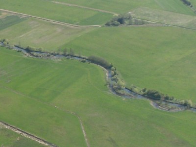 Die Nidda mit Aufweitungen und neu angelegten Flussschleifen. Links unten der Heeggraben Die Nidda mit Aufweitungen und neu angelegten Flussschleifen. Links unten der Heeggraben